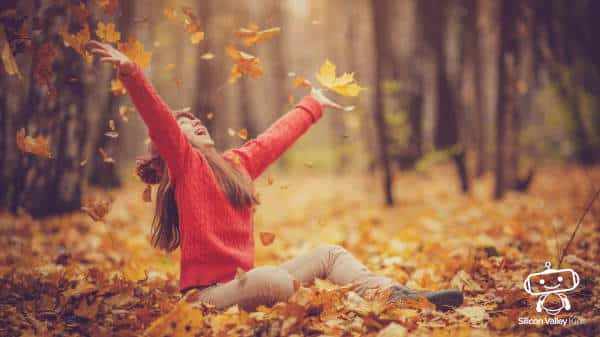 Herbstferien spielen mit Blättern